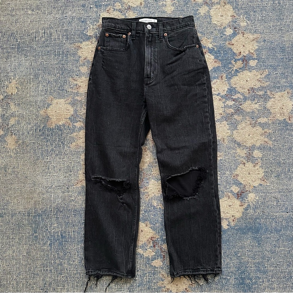 Abercrombie Ultra High Rise Ankle Straight Jeans in Ripped Black 26 Short - Picture 2 of 4